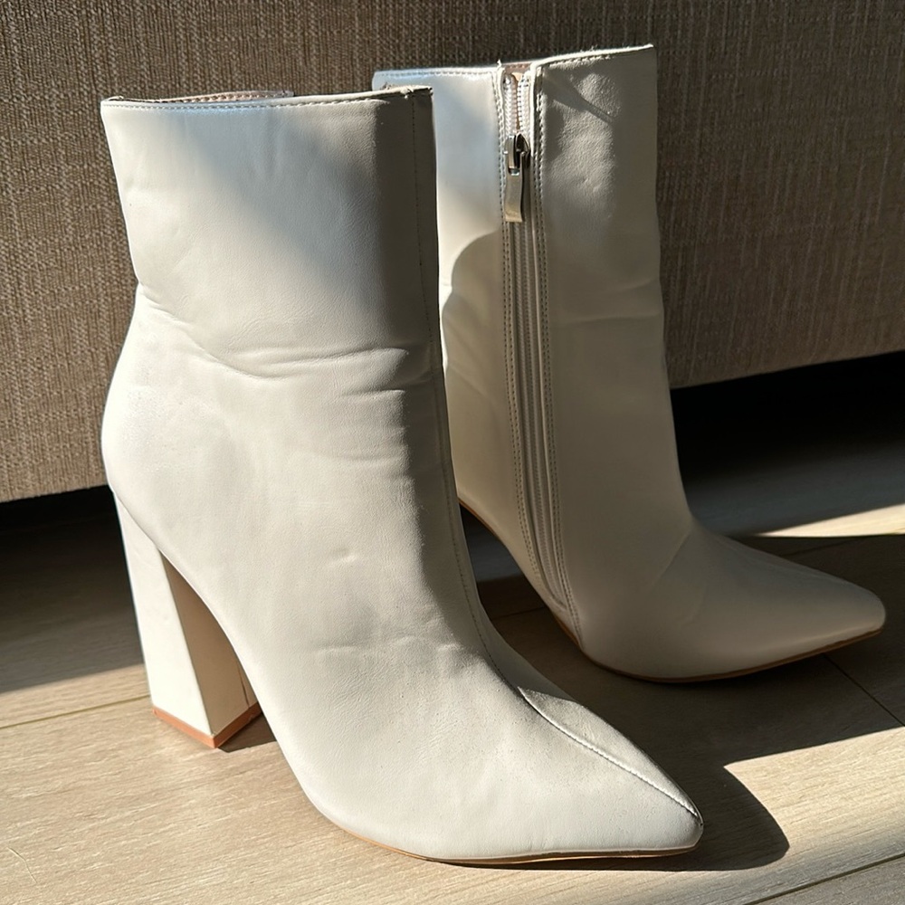 BOOHOO white heeled booties